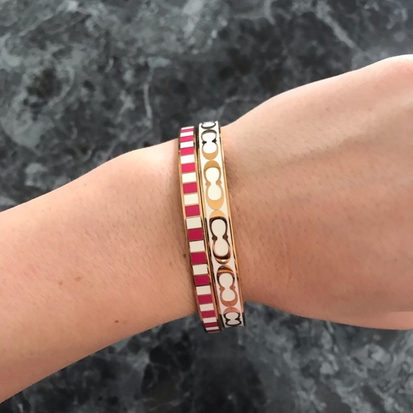 Coach. Set of 2 bangle bracelets. Pink and gold - Picture 3 of 3